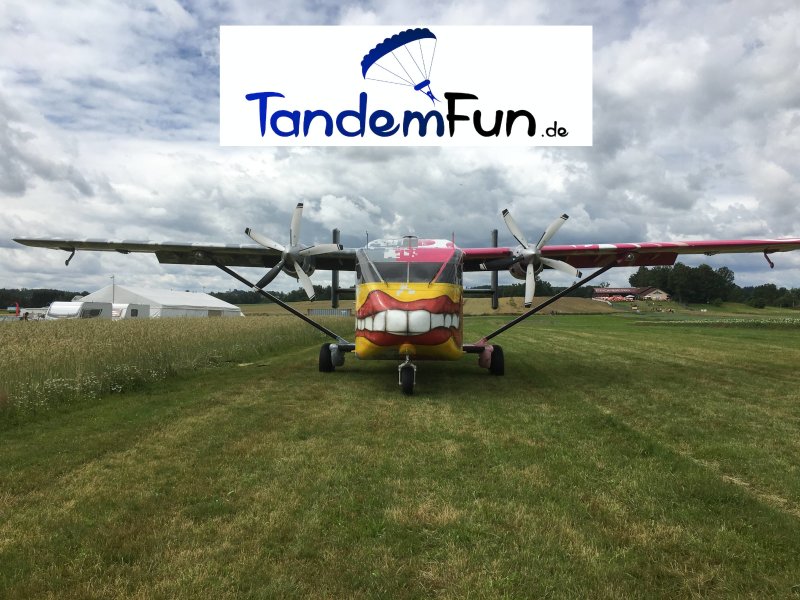 Hintergrund Veranstaltungsreihe Fallschirmspringertreffen Fromberg bei Kirchberg am Walde mit Tandemfun
